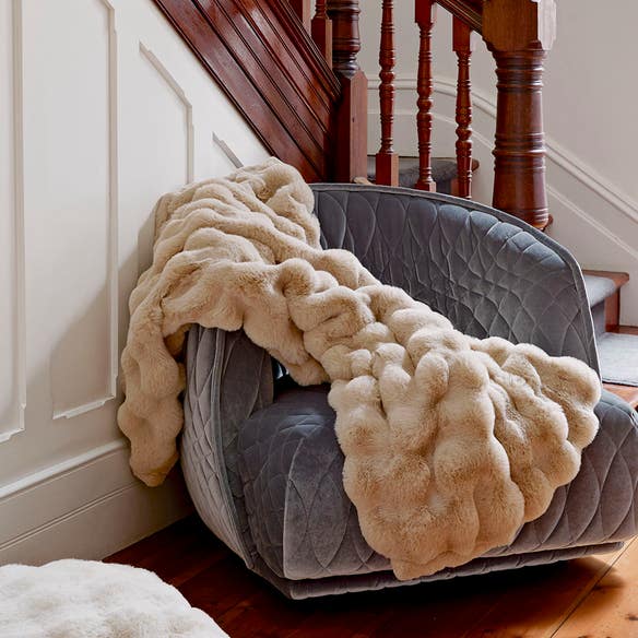 https://s3-ap-southeast-2.amazonaws.com/fusionfactory.commerceconnect.bbnt.production/pim_media/000/191/791/23175702_Malmo_Faux_Fur_Cushion_Throw_Ivory_Pumace_SI.jpg?1743036349