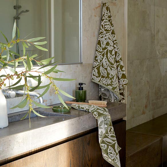 https://s3-ap-southeast-2.amazonaws.com/fusionfactory.commerceconnect.bbnt.production/pim_media/000/167/119/AUS_LS_Bathroom-Birdsong_Towels_Solace_Accessories_SI.jpg?1722922494