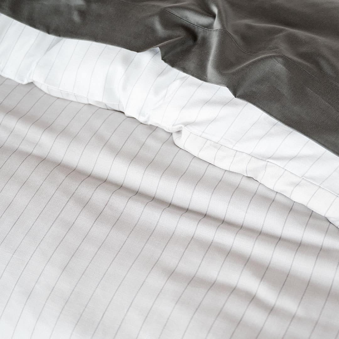 https://s3-ap-southeast-2.amazonaws.com/fusionfactory.commerceconnect.bbnt.production/pim_media/000/158/044/CH_Bedlinen_Lifestyle_2024_Draper_QQC_Detail-1_SI.jpg?1704322755