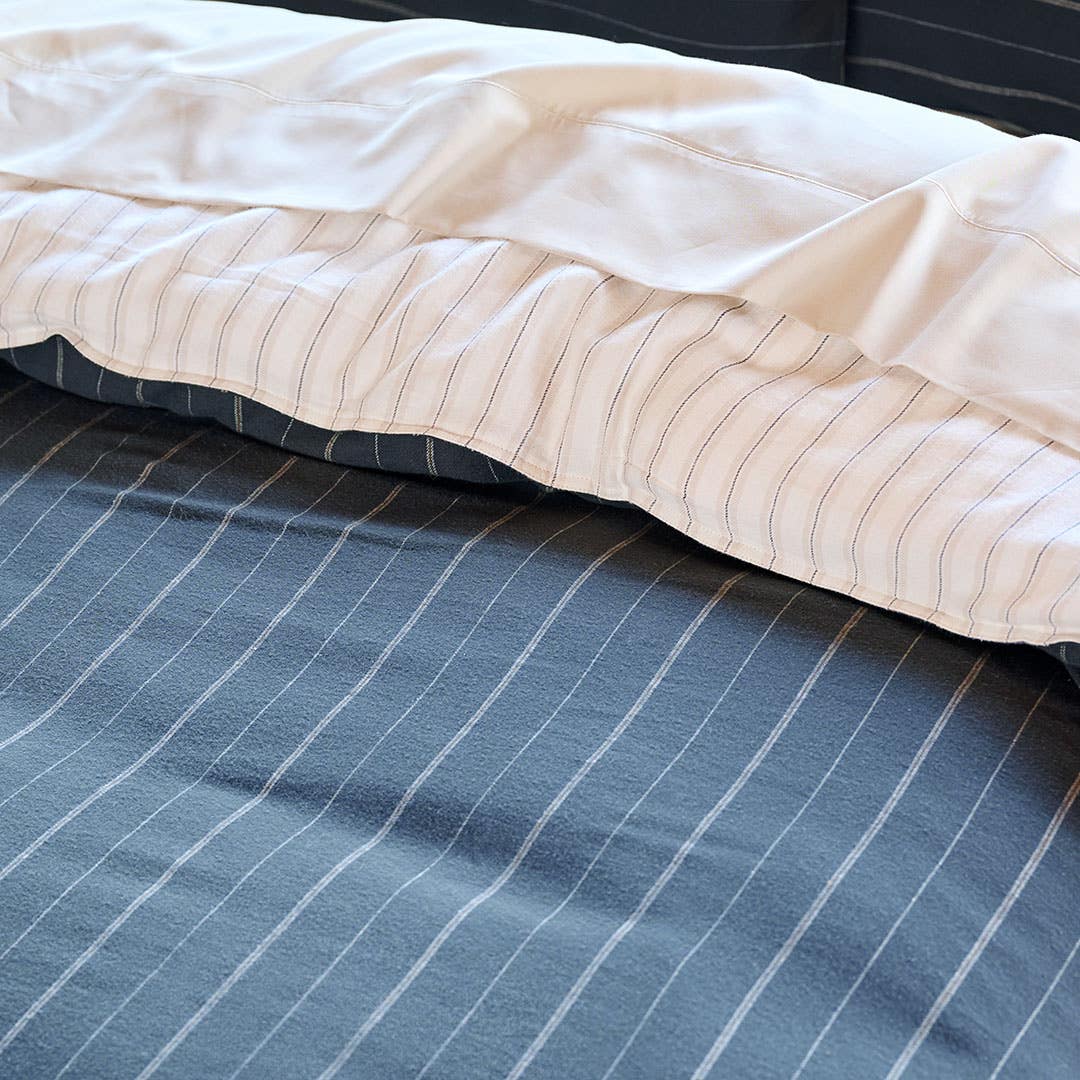 https://s3-ap-southeast-2.amazonaws.com/fusionfactory.commerceconnect.bbnt.production/pim_media/000/157/349/CH_Bedlinen_Lifestyle_2024_Lancaster_QQC_Detail-1_SI.jpg?1702847974