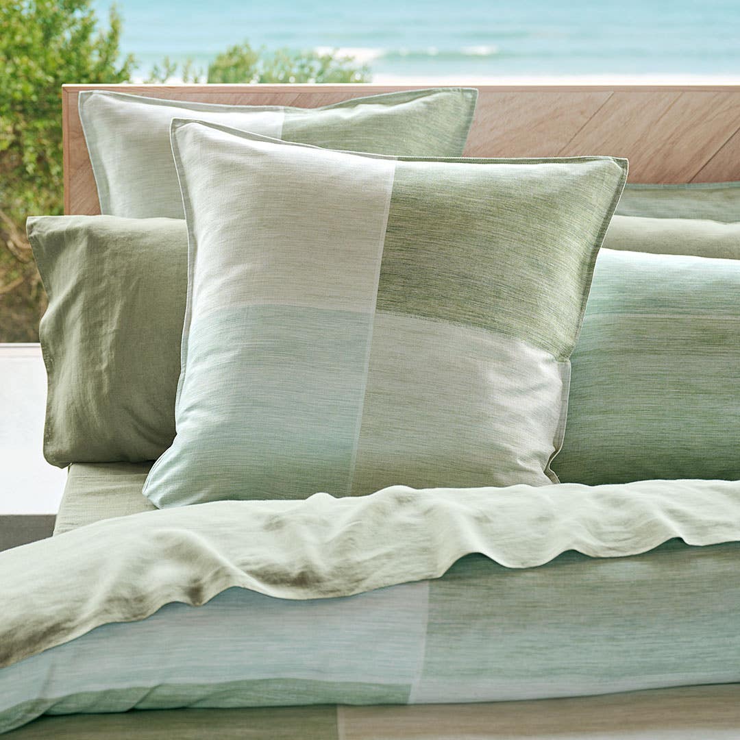 https://s3-ap-southeast-2.amazonaws.com/fusionfactory.commerceconnect.bbnt.production/pim_media/000/157/737/CH_Bedlinen_Lifestyle_2024_Peridot_QQC_EURO_SI.jpg?1703204844