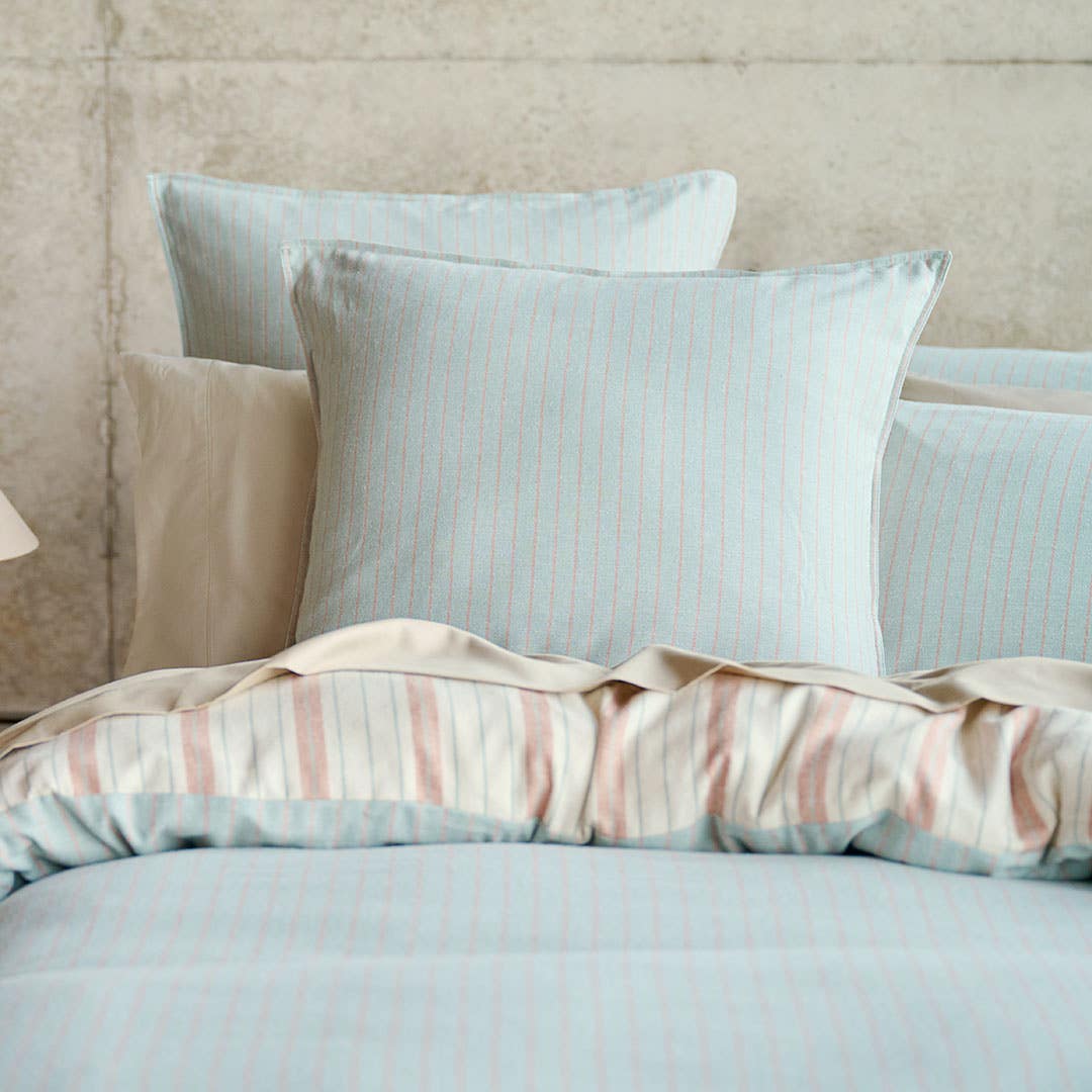 https://s3-ap-southeast-2.amazonaws.com/fusionfactory.commerceconnect.bbnt.production/pim_media/000/160/610/CH_Bedlinen_Lifestyle_2024_Salsbury_QQC_Euro_SI.jpg?1708403603