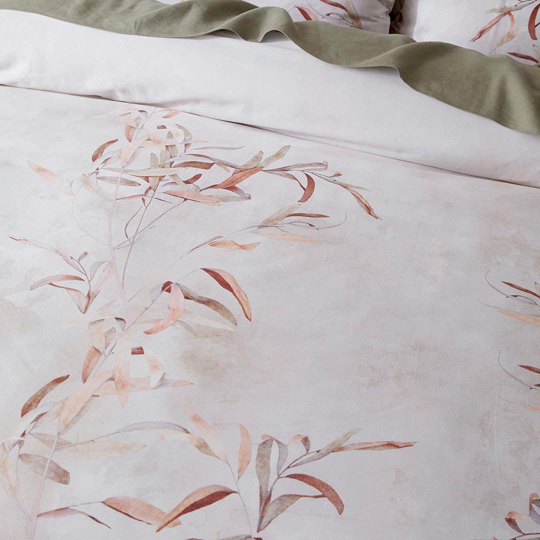 https://s3-ap-southeast-2.amazonaws.com/fusionfactory.commerceconnect.bbnt.production/pim_media/000/178/600/CH_W25_Bedlinen_BOP_Turpin_Detail-1_SI.jpg?1732666627