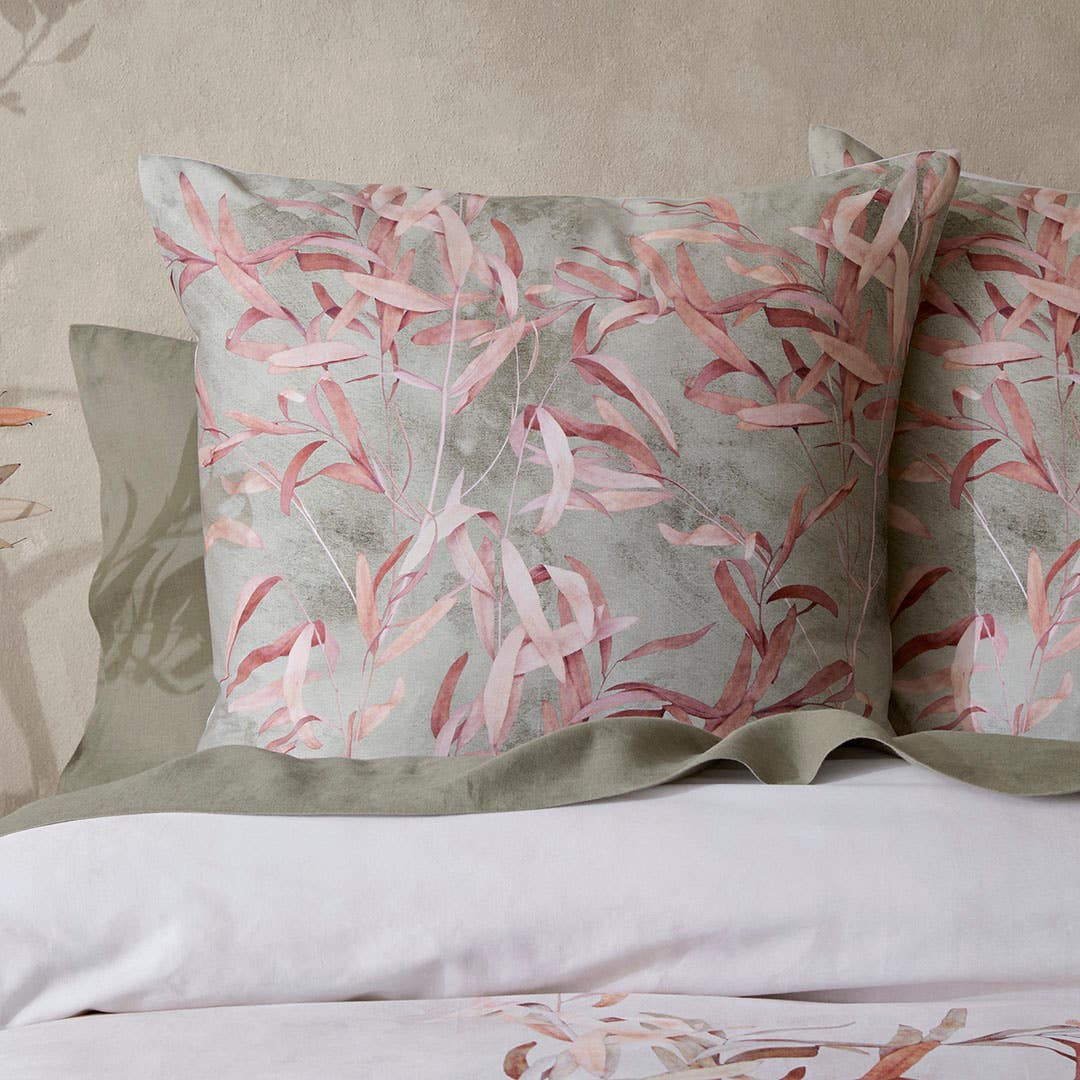 https://s3-ap-southeast-2.amazonaws.com/fusionfactory.commerceconnect.bbnt.production/pim_media/000/178/602/CH_W25_Bedlinen_BOP_Turpin_Euro_SI.jpg?1732666628