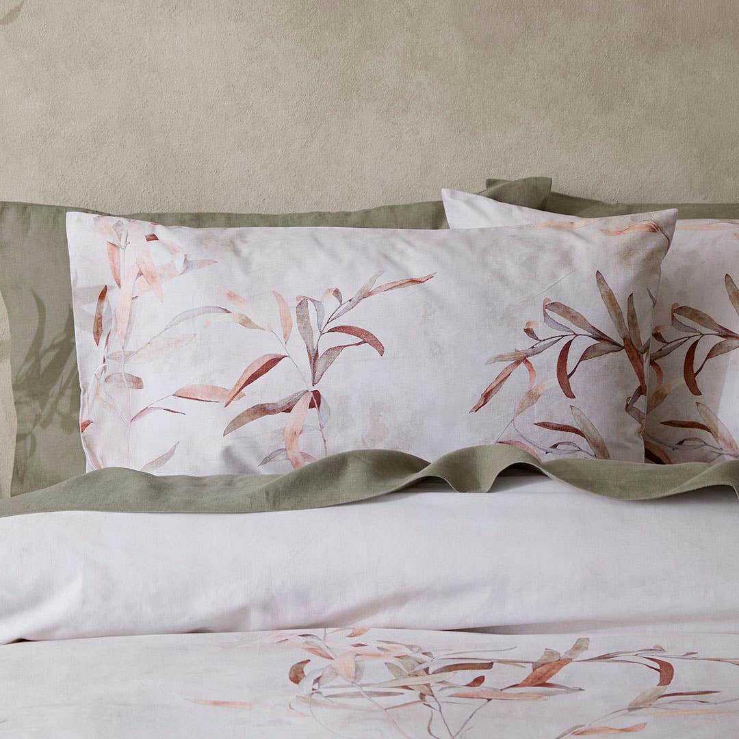https://s3-ap-southeast-2.amazonaws.com/fusionfactory.commerceconnect.bbnt.production/pim_media/000/178/604/CH_W25_Bedlinen_BOP_Turpin_Pillow_SI.jpg?1732666629