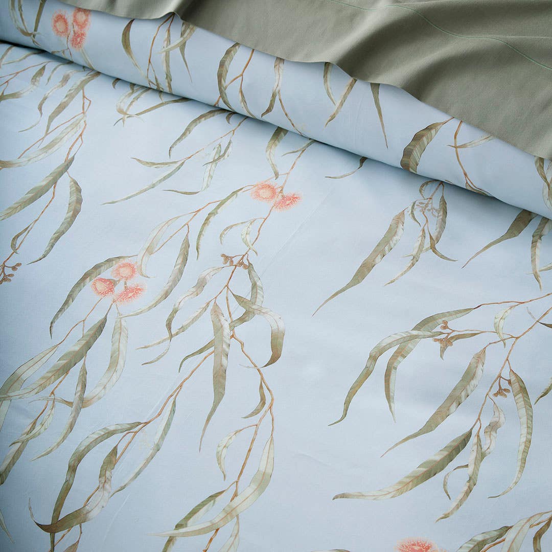 https://s3-ap-southeast-2.amazonaws.com/fusionfactory.commerceconnect.bbnt.production/pim_media/000/206/896/CH_W26_Bedlinen_BOP_Kings-Park_QQC_Detail-1_SI.jpg?1767921181