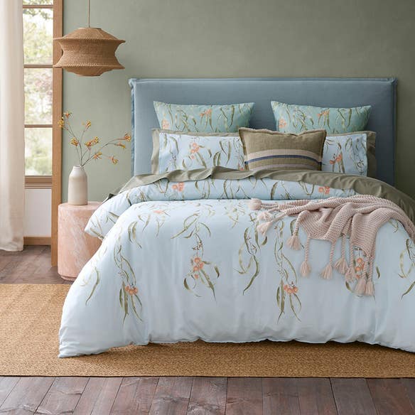 https://s3-ap-southeast-2.amazonaws.com/fusionfactory.commerceconnect.bbnt.production/pim_media/000/206/894/CH_W26_Bedlinen_BOP_Kings-Park_QQC_SI.jpg?1767921181