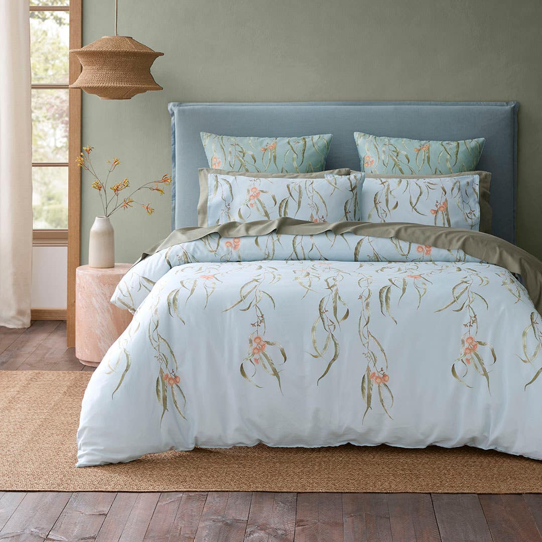 https://s3-ap-southeast-2.amazonaws.com/fusionfactory.commerceconnect.bbnt.production/pim_media/000/206/895/CH_W26_Bedlinen_BOP_Kings-Park_QQC_V2_SI.jpg?1767921181