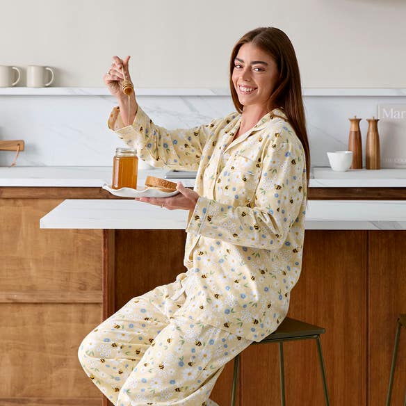 https://s3-ap-southeast-2.amazonaws.com/fusionfactory.commerceconnect.bbnt.production/pim_media/000/210/325/Honey_Bee_Flannalette_Pyjamas.jpg?1772066787