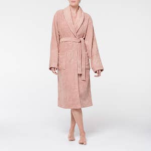 https://s3-ap-southeast-2.amazonaws.com/fusionfactory.commerceconnect.bbnt.production/pim_media/000/108/207/M_F-Como-Robe-Ash-Rose-151978-R-Front.jpg?1615867529