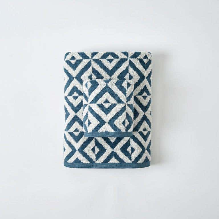 https://s3-ap-southeast-2.amazonaws.com/fusionfactory.commerceconnect.bbnt.production/pim_media/000/059/383/M_F-Hampton-Towels-Teal-Blue-Ivory-198678-R.jpg?1589264893