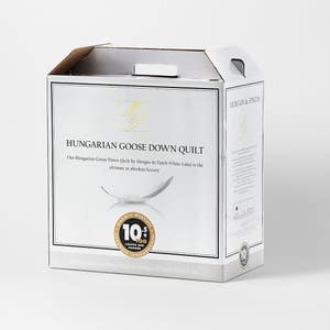 https://s3-ap-southeast-2.amazonaws.com/fusionfactory.commerceconnect.bbnt.production/pim_media/000/151/770/M_F_2016_WL-Hungarian-Quilt-Box-19055501-de_SI.jpg?1689294897