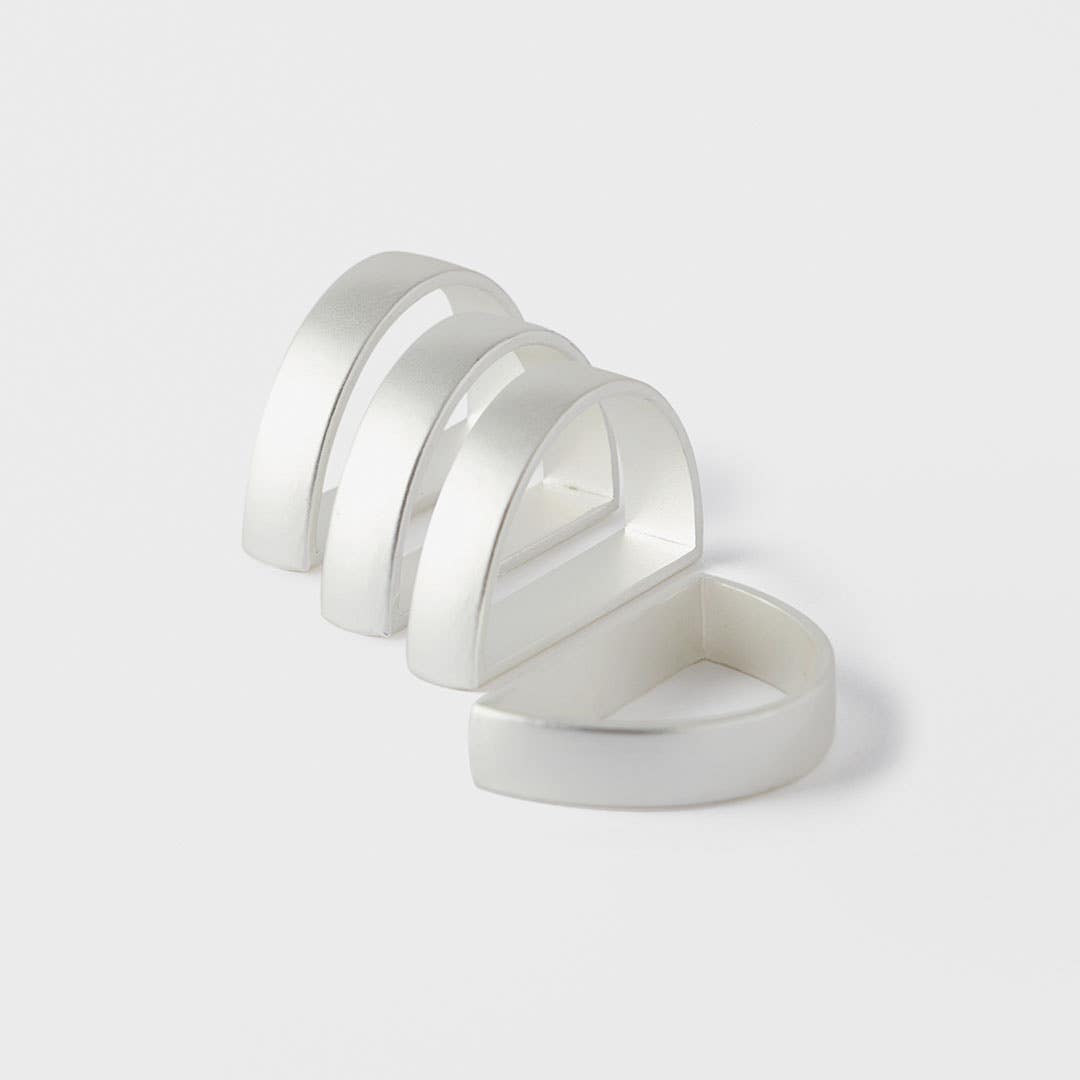 https://s3-ap-southeast-2.amazonaws.com/fusionfactory.commerceconnect.bbnt.production/pim_media/000/168/935/M_F_Arched-Napkin-Ring_S4_Silver_25843802.jpg?1725259768