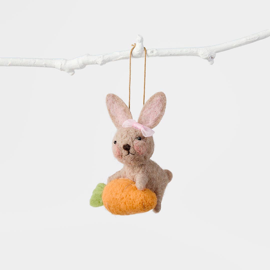 https://s3-ap-southeast-2.amazonaws.com/fusionfactory.commerceconnect.bbnt.production/pim_media/000/206/034/M_F_Easter25_T2-Baby-Bunny-w-Carrot_Orange_25926301_SI.jpg?1767072324