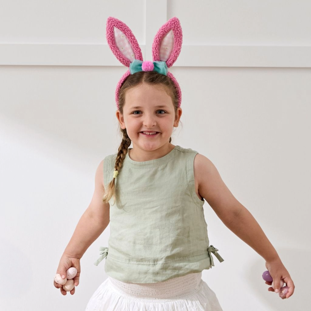 https://s3-ap-southeast-2.amazonaws.com/fusionfactory.commerceconnect.bbnt.production/pim_media/000/207/646/M_F_Easter_26_Studio_Boucle_daisy_headband_26594801.png?1769560396