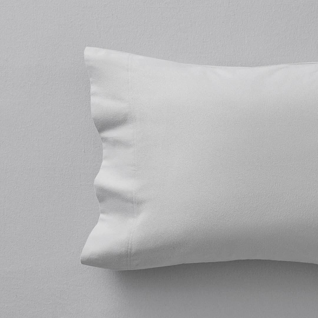 https://s3-ap-southeast-2.amazonaws.com/fusionfactory.commerceconnect.bbnt.production/pim_media/000/207/126/M_F_Flannelette_Plain-Dye_SILVER_GREY_Pillow.jpg?1768279845