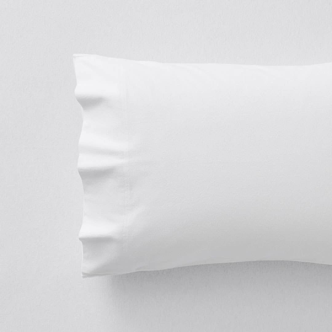 https://s3-ap-southeast-2.amazonaws.com/fusionfactory.commerceconnect.bbnt.production/pim_media/000/207/092/M_F_Flannelette_Plain-Dye_WHITE_Pillow.jpg?1768279400