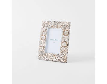 https://s3-ap-southeast-2.amazonaws.com/fusionfactory.commerceconnect.bbnt.production/pim_media/000/155/794/M_F_Floral-Frame-4x6_White-Wash_20260001_SI.jpg?1699235794