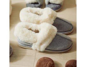 https://s3-ap-southeast-2.amazonaws.com/fusionfactory.commerceconnect.bbnt.production/pim_media/000/160/994/M_F_LS_W24_Flannelette_Campaign_Luxury_Fox_Fur_Boot_Grey_SI.jpg?1709081169