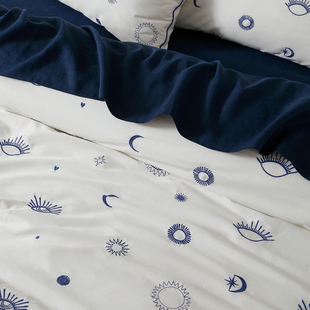 https://s3-ap-southeast-2.amazonaws.com/fusionfactory.commerceconnect.bbnt.production/pim_media/000/164/852/M_F_S24-25_Bedlinen_BOP_Cilla_QQC_Detail-01_SI.jpg?1718937311