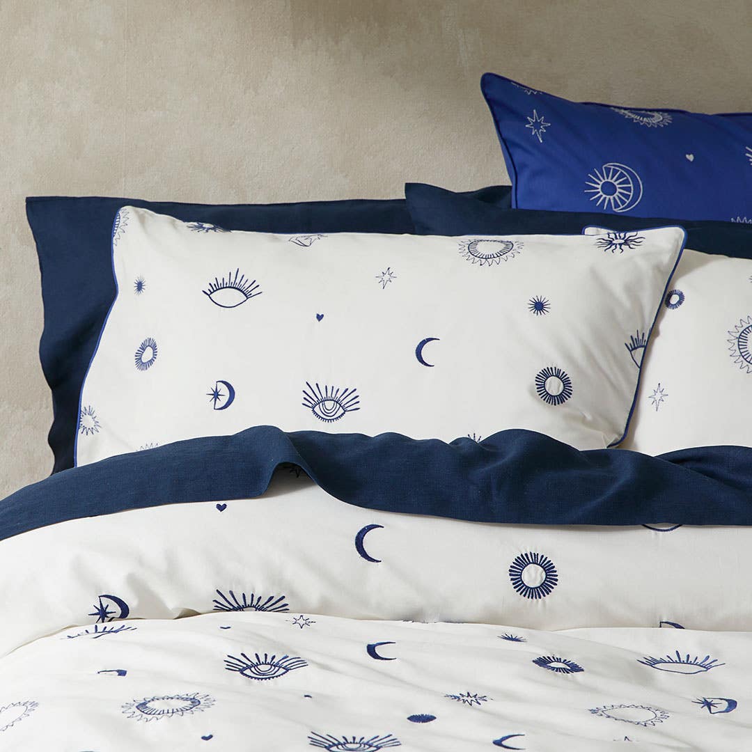 https://s3-ap-southeast-2.amazonaws.com/fusionfactory.commerceconnect.bbnt.production/pim_media/000/164/857/M_F_S24-25_Bedlinen_BOP_Cilla_QQC_Pillow_SI.jpg?1718937427