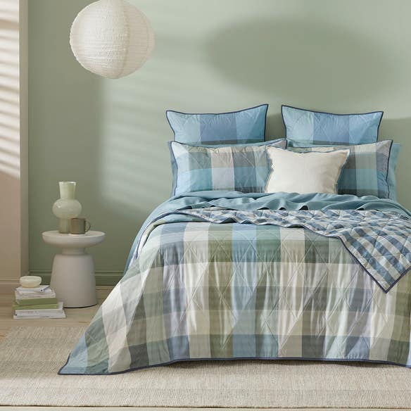 https://s3-ap-southeast-2.amazonaws.com/fusionfactory.commerceconnect.bbnt.production/pim_media/000/180/914/M_F_S24-25_Bedlinen_BOP_Lando_Coverlet_SI.jpg?1734308715