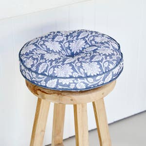 https://s3-ap-southeast-2.amazonaws.com/fusionfactory.commerceconnect.bbnt.production/pim_media/000/172/964/M_F_S24-25_Summer_LS_Sorrento_Chair_Pads_Outdoor_Winton_Priya_2_SI.jpg?1729117939