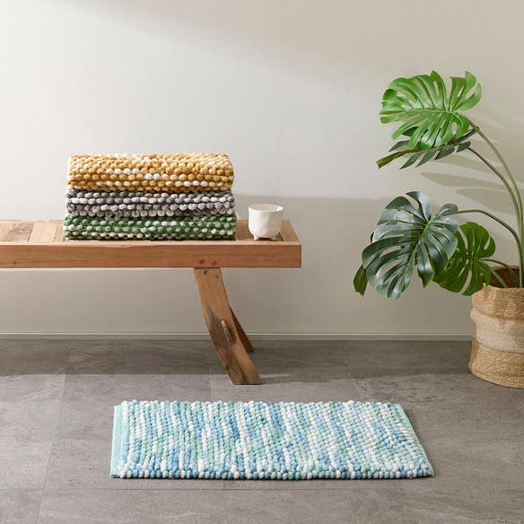 https://s3-ap-southeast-2.amazonaws.com/fusionfactory.commerceconnect.bbnt.production/pim_media/000/174/434/M_F_S24-25_Summer_LS_Studio_Bathmats-Cirrus_Aqua-Blue_Ivory_SI.jpg?1730098305