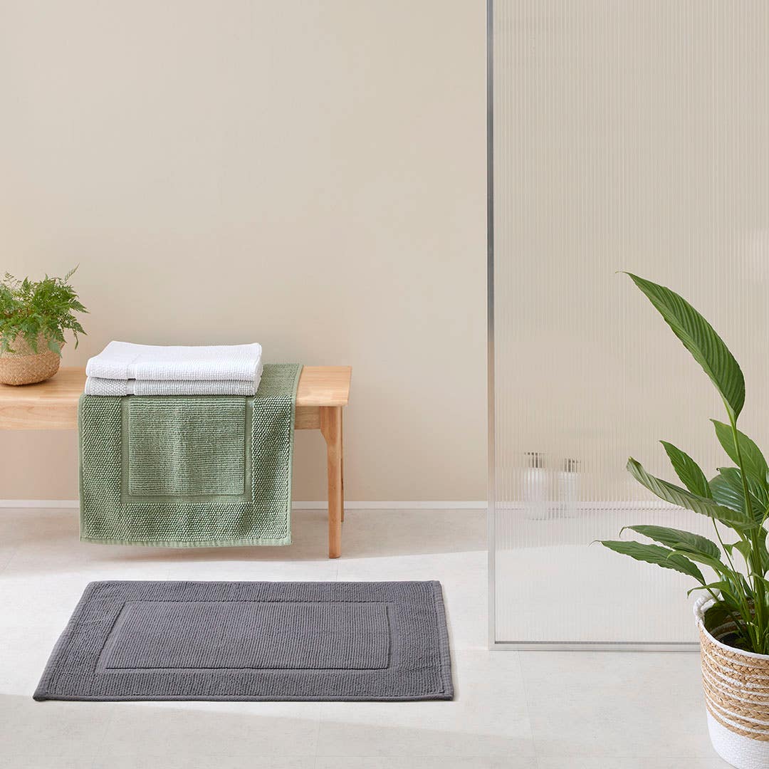 https://s3-ap-southeast-2.amazonaws.com/fusionfactory.commerceconnect.bbnt.production/pim_media/000/174/391/M_F_S24-25_Summer_LS_Studio_Bathmats_Piermont_BM_Graphite_SI.jpg?1730096121