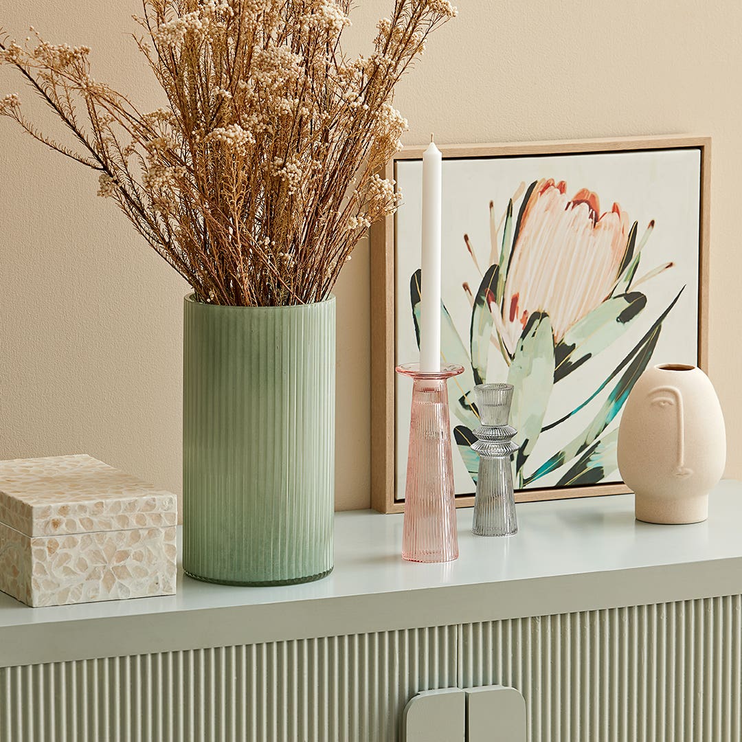 https://s3-ap-southeast-2.amazonaws.com/fusionfactory.commerceconnect.bbnt.production/pim_media/000/152/287/M_F_S24_LS_Decorator-Candle-Holder-Vase-Canvas-Anthea-Nellie-Glass-Harley-Ribbed-Native-Protea_SI.jpg?1690863159