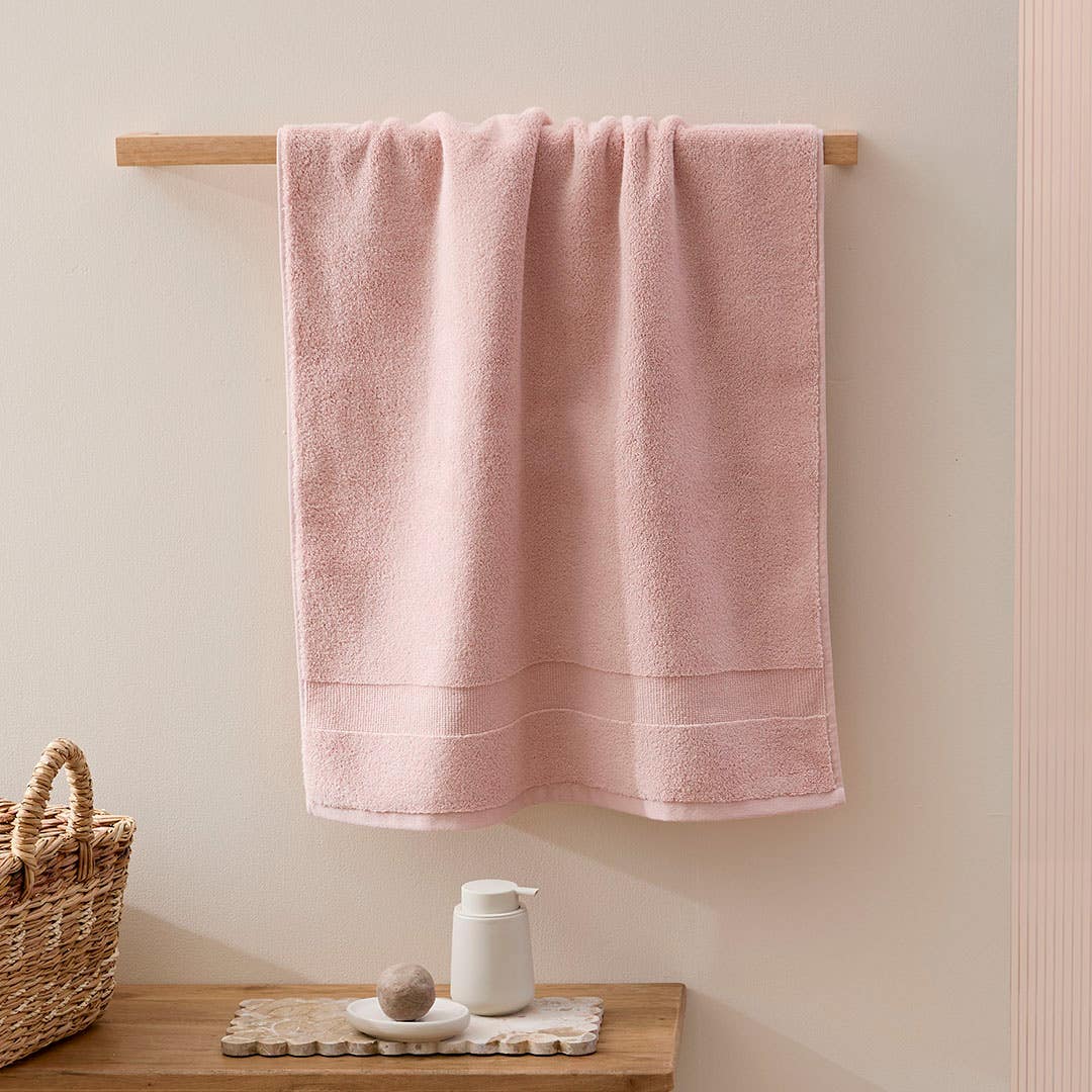 https://s3-ap-southeast-2.amazonaws.com/fusionfactory.commerceconnect.bbnt.production/pim_media/000/202/725/M_F_S25-26_Bathroom_Towel_Set-Nala_SI.jpg?1759987616