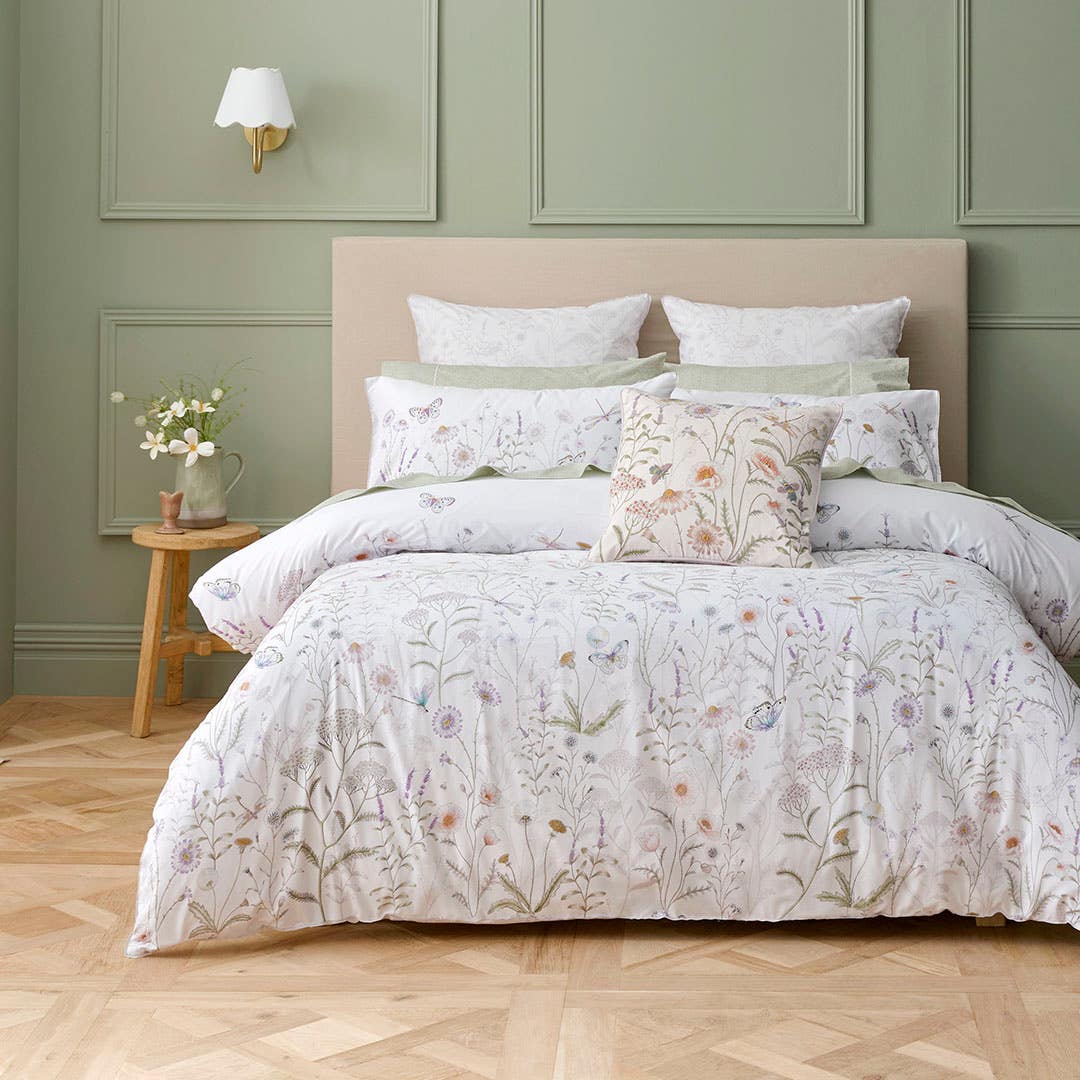 https://s3-ap-southeast-2.amazonaws.com/fusionfactory.commerceconnect.bbnt.production/pim_media/000/194/311/M_F_S25-26_Bedlinen_BOP_Kylah_QQC_Kylah_Cushion_SI.jpg?1745988479