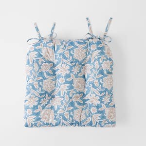 https://s3-ap-southeast-2.amazonaws.com/fusionfactory.commerceconnect.bbnt.production/pim_media/000/197/357/M_F_S25-26_Cyprus-Farah-Ourdoor-Chair-Pad_Blue_26537201_SI.jpg?1752216422