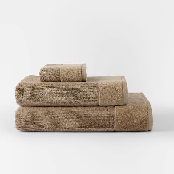 https://s3-ap-southeast-2.amazonaws.com/fusionfactory.commerceconnect.bbnt.production/pim_media/000/200/817/M_F_S25-26_Hugo-BS-BT-HT_Range_Khaki_26578603_26578503_26578703_R_SI.jpg?1757477980