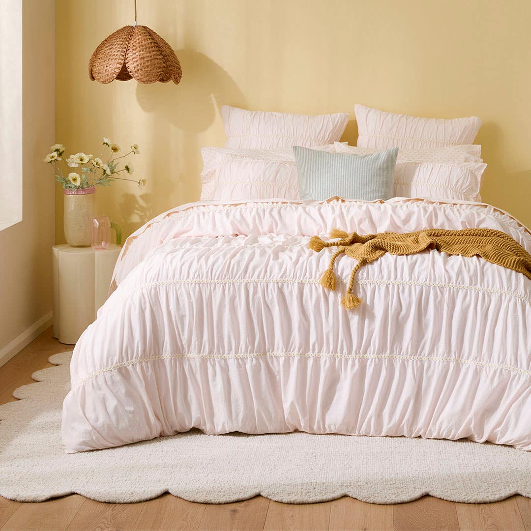 https://s3-ap-southeast-2.amazonaws.com/fusionfactory.commerceconnect.bbnt.production/pim_media/000/217/636/M_F_S26-27_Bedlinen_BOP_Daisy_Chain_QC_SI.jpg?1784259670