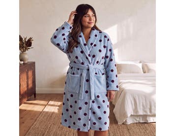 https://s3-ap-southeast-2.amazonaws.com/fusionfactory.commerceconnect.bbnt.production/pim_media/000/221/154/M_F_S26-27_Dani-Spot-Robe_Bathrobe_Talent_LS_27329201_Detail-1_SI.jpg?1788159255