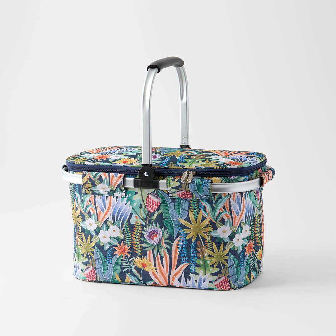 https://s3-ap-southeast-2.amazonaws.com/fusionfactory.commerceconnect.bbnt.production/pim_media/000/218/853/M_F_S26-27_Elara-Cooler-Market-Bag_Navy-Blue-Multi_27192701_SI.jpg?1786429732