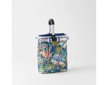 https://s3-ap-southeast-2.amazonaws.com/fusionfactory.commerceconnect.bbnt.production/pim_media/000/218/851/M_F_S26-27_Elara-Cooler-Wine-Carrier_Navy-Blue-Multi_27192501_SI.jpg?1786429694