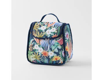 https://s3-ap-southeast-2.amazonaws.com/fusionfactory.commerceconnect.bbnt.production/pim_media/000/218/849/M_F_S26-27_Elara-Sml-Lunch-Bag_Navy-Blue-Multi_27192901_SI.jpg?1786429650