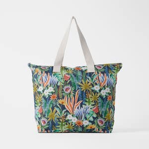 https://s3-ap-southeast-2.amazonaws.com/fusionfactory.commerceconnect.bbnt.production/pim_media/000/218/845/M_F_S26-27_Elara-Tote-Bag_Navy-Blue-Multi_27192101_SI.jpg?1786429270