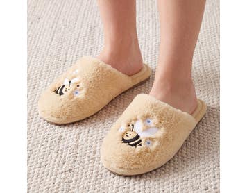 https://s3-ap-southeast-2.amazonaws.com/fusionfactory.commerceconnect.bbnt.production/pim_media/000/221/065/M_F_S26-27_Honey-Bee-Slippers-S-M_Lifestyle_Yellow_27327401_V2_SI.jpg?1787813722