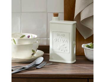 https://s3-ap-southeast-2.amazonaws.com/fusionfactory.commerceconnect.bbnt.production/pim_media/000/218/926/M_F_S26-27_LS_Olio_Oil_Bottle_625ml_Ivory_27263302_SI.jpg?1786498745