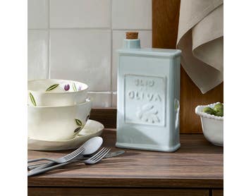 https://s3-ap-southeast-2.amazonaws.com/fusionfactory.commerceconnect.bbnt.production/pim_media/000/218/929/M_F_S26-27_LS_Olio_Oil_Bottle_625ml_Pale_Blue_27263303_SI.jpg?1786498805