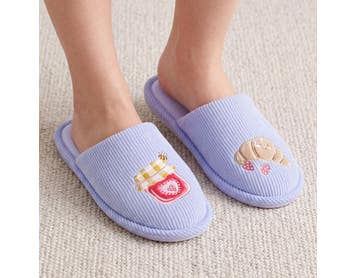 https://s3-ap-southeast-2.amazonaws.com/fusionfactory.commerceconnect.bbnt.production/pim_media/000/221/047/M_F_S26-27_Sunday-Morning-Slippers-S-M_Lifestyle_Blue_27326801_SI.jpg?1787809494