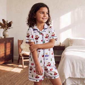 https://s3-ap-southeast-2.amazonaws.com/fusionfactory.commerceconnect.bbnt.production/pim_media/000/221/935/M_F_S26-27_Theo-Christmas-Bear_Kids-PJ-Set_Talent_LS_27217101_Detail-1_SI.jpg?1788849432