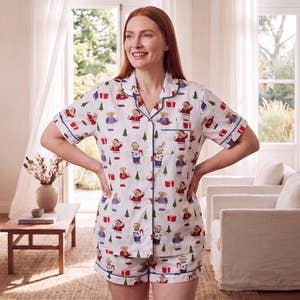https://s3-ap-southeast-2.amazonaws.com/fusionfactory.commerceconnect.bbnt.production/pim_media/000/220/740/M_F_S26-27_Theo-Christmas-Bear_PJ-Set_Talent_LS_27217901_Detail-3_SI.jpg?1787708864