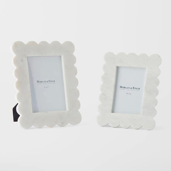 https://s3-ap-southeast-2.amazonaws.com/fusionfactory.commerceconnect.bbnt.production/pim_media/000/172/996/M_F_Scallop-Marble-Photo-Frame_White_25873_R_SI.jpg?1729119790