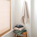 https://s3-ap-southeast-2.amazonaws.com/fusionfactory.commerceconnect.bbnt.production/pim_media/000/175/038/M_F_Summer_S24-25_LS_Bathroom_Egyptian_Retreat_3.jpg?1730329273
