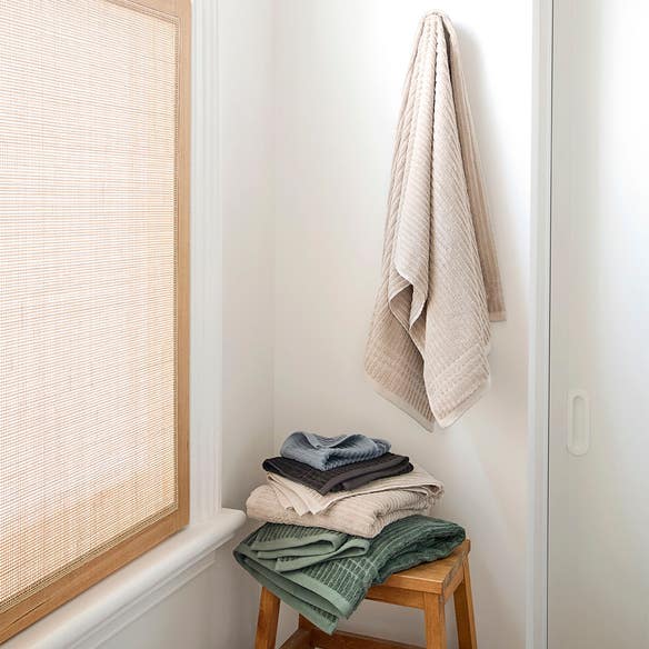 https://s3-ap-southeast-2.amazonaws.com/fusionfactory.commerceconnect.bbnt.production/pim_media/000/175/038/M_F_Summer_S24-25_LS_Bathroom_Egyptian_Retreat_3.jpg?1730329273