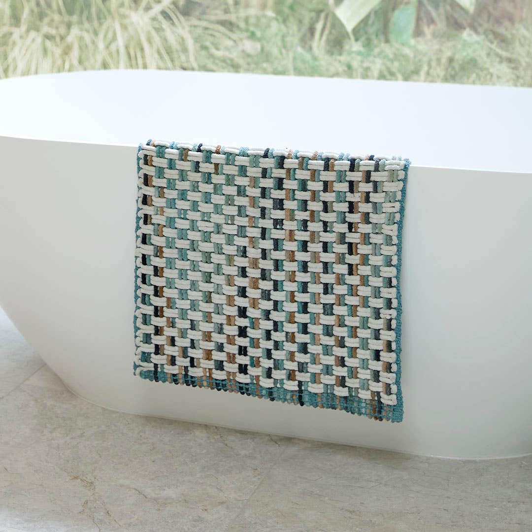 https://s3-ap-southeast-2.amazonaws.com/fusionfactory.commerceconnect.bbnt.production/pim_media/000/200/483/M_F_Summer_S25-26_LS_Bathroom_Bathmats_Oli_Blue_V1_SI.jpg?1757027174